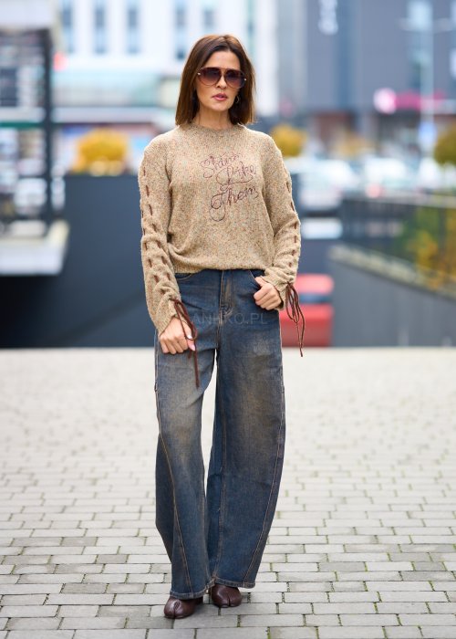 Beżowy sweter damski z napisem i ozdobnym sznurowaniem na rękawach, miękka dzianina, styl casual