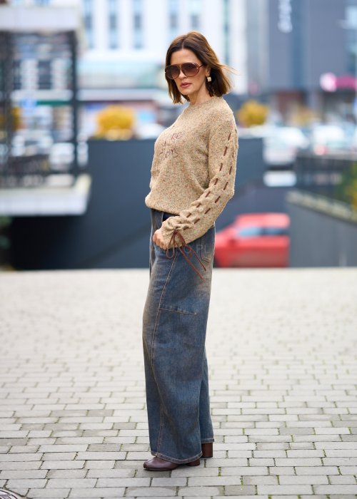 Beżowy sweter damski z napisem i ozdobnym sznurowaniem na rękawach, miękka dzianina, styl casual