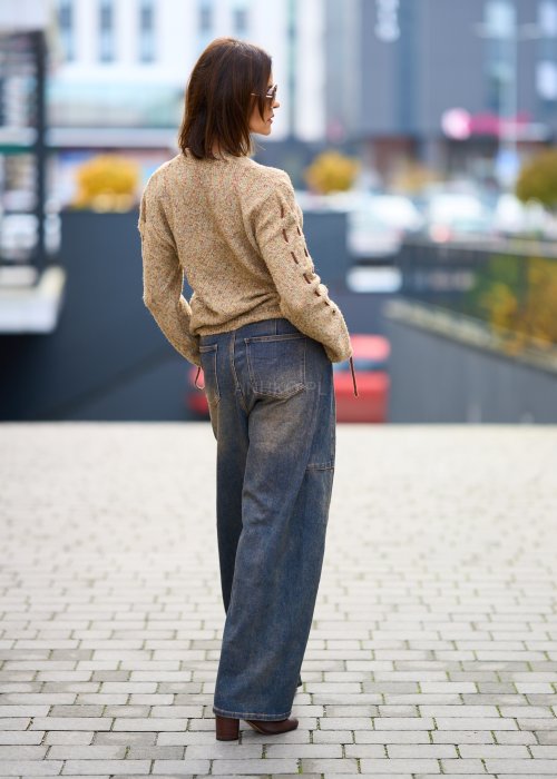 Sweter damski w odcieniu melanżowej zieleni z napisem i ozdobnym sznurowaniem na rękawach, miękka dzianina, styl casual