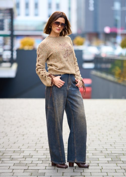 Sweter damski w odcieniu melanżowej zieleni z napisem i ozdobnym sznurowaniem na rękawach, miękka dzianina, styl casual