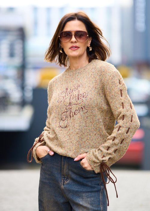 Sweter damski w odcieniu melanżowej zieleni z napisem i ozdobnym sznurowaniem na rękawach, miękka dzianina, styl casual