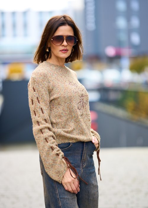 Sweter damski w odcieniu melanżowej zieleni z napisem i ozdobnym sznurowaniem na rękawach, miękka dzianina, styl casual
