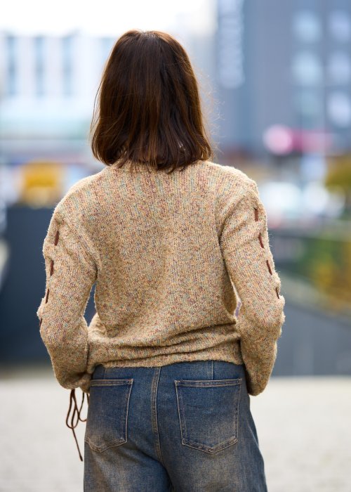 Beżowy sweter damski z napisem i ozdobnym sznurowaniem na rękawach, miękka dzianina, styl casual