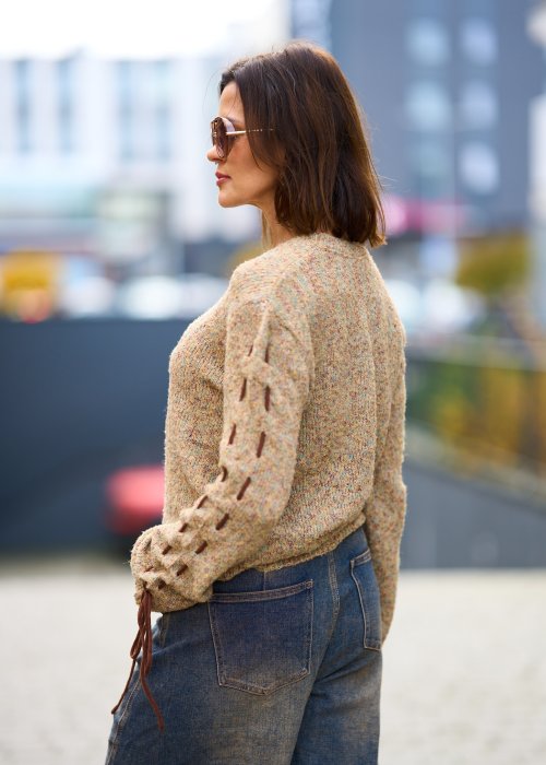 Beżowy sweter damski z napisem i ozdobnym sznurowaniem na rękawach, miękka dzianina, styl casual