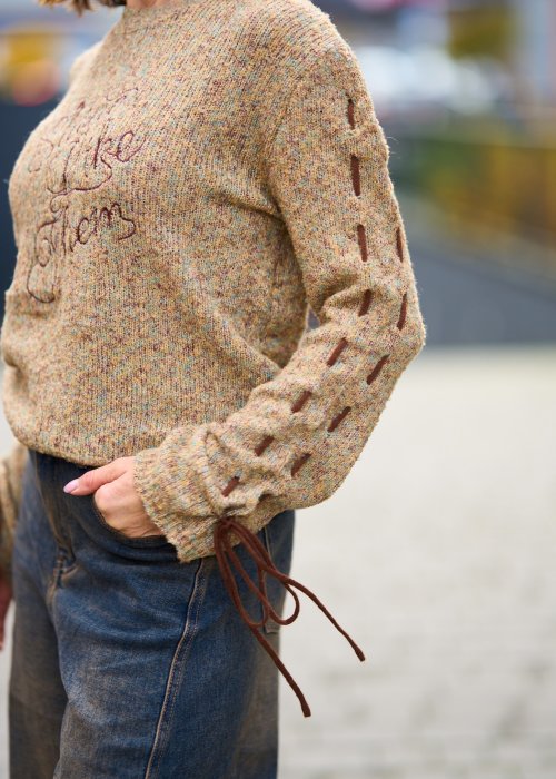 Beżowy sweter damski z napisem i ozdobnym sznurowaniem na rękawach, miękka dzianina, styl casual