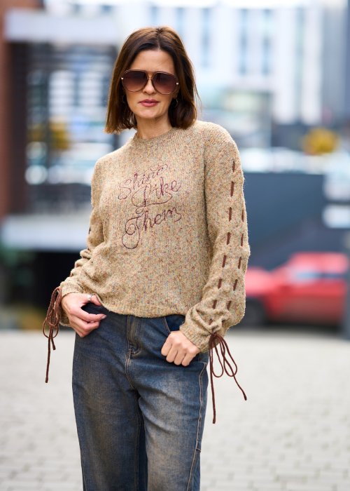 Beżowy sweter damski z napisem i ozdobnym sznurowaniem na rękawach, miękka dzianina, styl casual