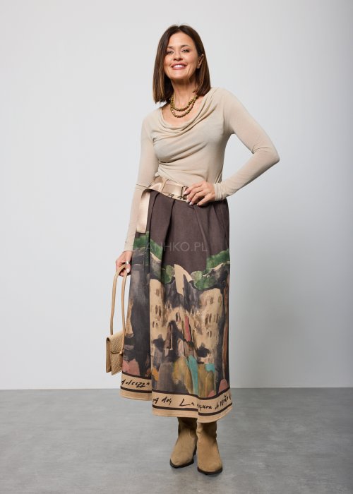 Damska bluzka w kolorze beżowym, z długim rękawem i miękko drapowanym dekoltem typu woda, o dopasowanym kroju