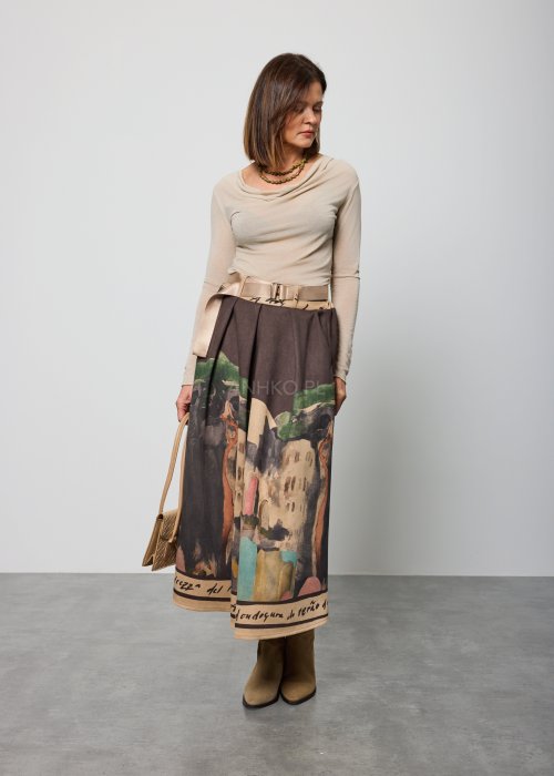 Damska bluzka w kolorze beżowym, z długim rękawem i miękko drapowanym dekoltem typu woda, o dopasowanym kroju