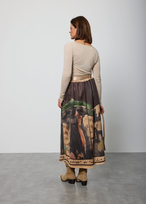 Damska bluzka w kolorze beżowym, z długim rękawem i miękko drapowanym dekoltem typu woda, o dopasowanym kroju