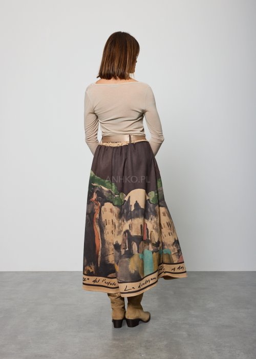 Damska bluzka w kolorze beżowym, z długim rękawem i miękko drapowanym dekoltem typu woda, o dopasowanym kroju