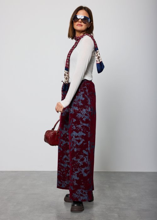 Damska bluzka w kolorze ecru, z długim rękawem i okrągłym dekoltem wykończonym delikatną koronką, o luźnym kroju