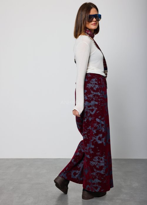 Damska bluzka w kolorze ecru, z długim rękawem i okrągłym dekoltem wykończonym delikatną koronką, o luźnym kroju