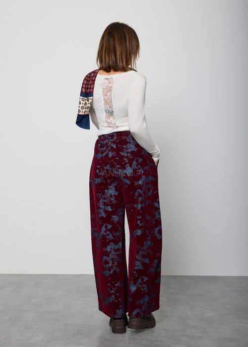 Damska bluzka w kolorze ecru, z długim rękawem i okrągłym dekoltem wykończonym delikatną koronką, o luźnym kroju