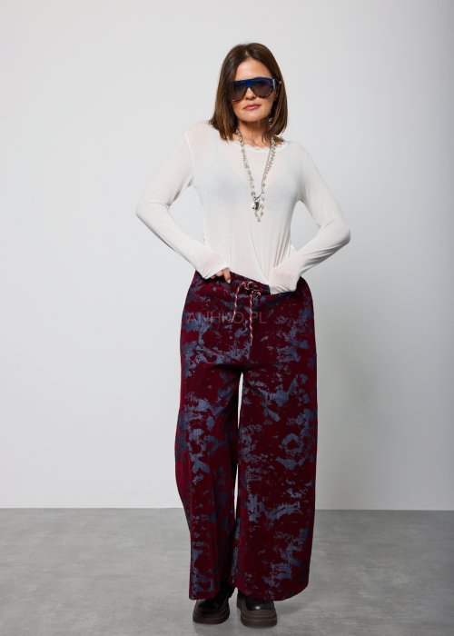 Damska bluzka w kolorze ecru, z długim rękawem i okrągłym dekoltem wykończonym delikatną koronką, o luźnym kroju