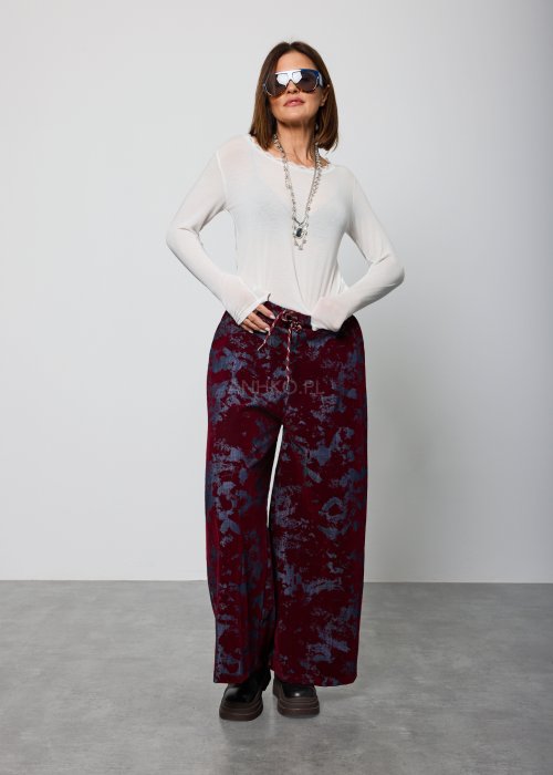 Damska bluzka w kolorze ecru, z długim rękawem i okrągłym dekoltem wykończonym delikatną koronką, o luźnym kroju