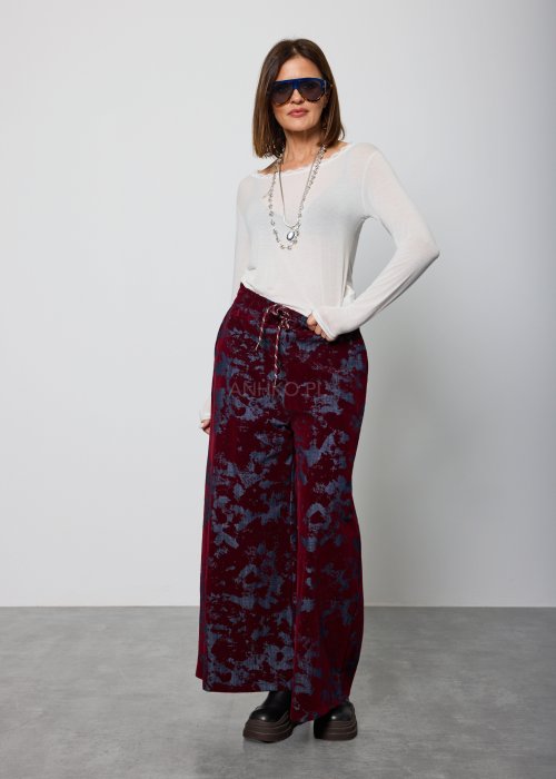 Damska bluzka w kolorze ecru, z długim rękawem i okrągłym dekoltem wykończonym delikatną koronką, o luźnym kroju