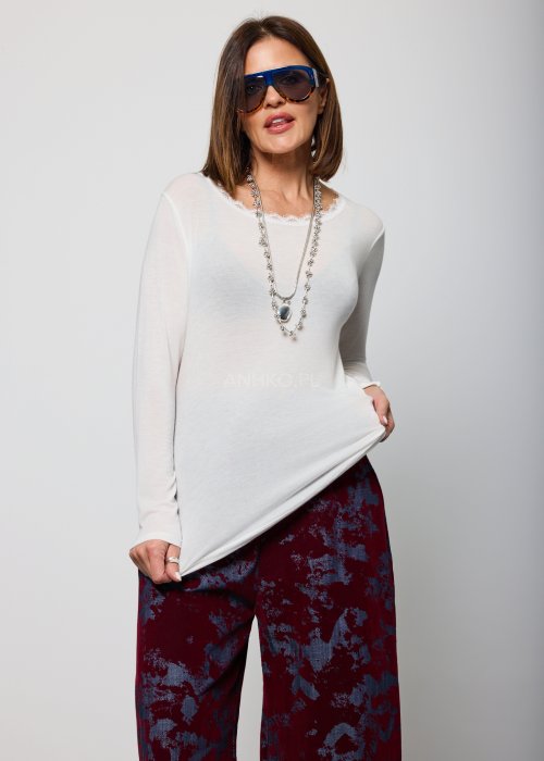 Damska bluzka w kolorze ecru, z długim rękawem i okrągłym dekoltem wykończonym delikatną koronką, o luźnym kroju