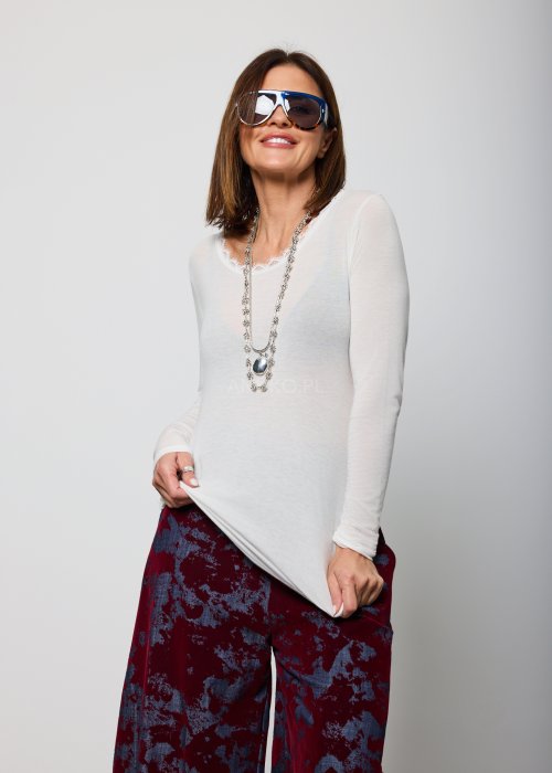 Damska bluzka w kolorze ecru, z długim rękawem i okrągłym dekoltem wykończonym delikatną koronką, o luźnym kroju