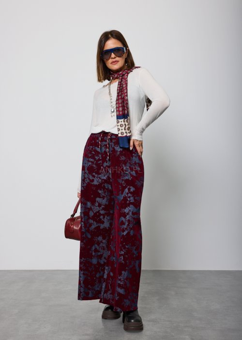 Damska bluzka w kolorze ecru, z długim rękawem i okrągłym dekoltem wykończonym delikatną koronką, o luźnym kroju