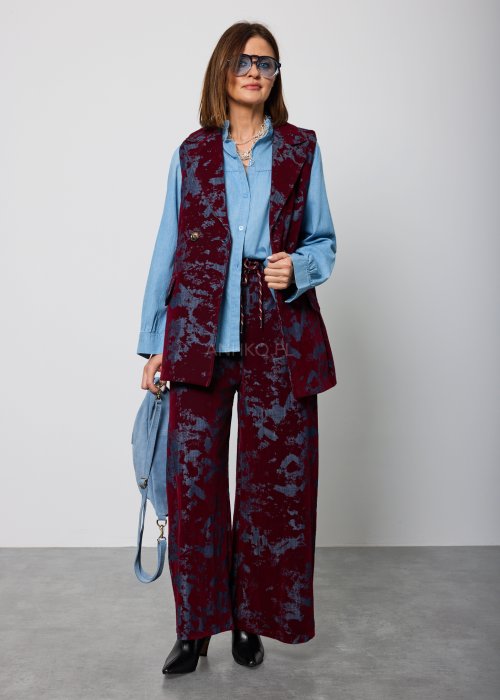 Damska kamizelka w kolorze bordowym z niebiesko-szarym, abstrakcyjnym wzorem, o klasycznym kroju z klapami i dwurzędowym zapięciem na guziki