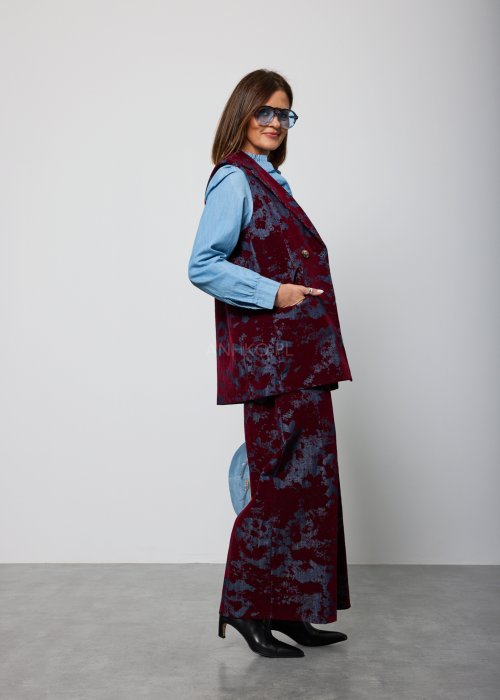 Damska kamizelka w kolorze bordowym z niebiesko-szarym, abstrakcyjnym wzorem, o klasycznym kroju z klapami i dwurzędowym zapięciem na guziki