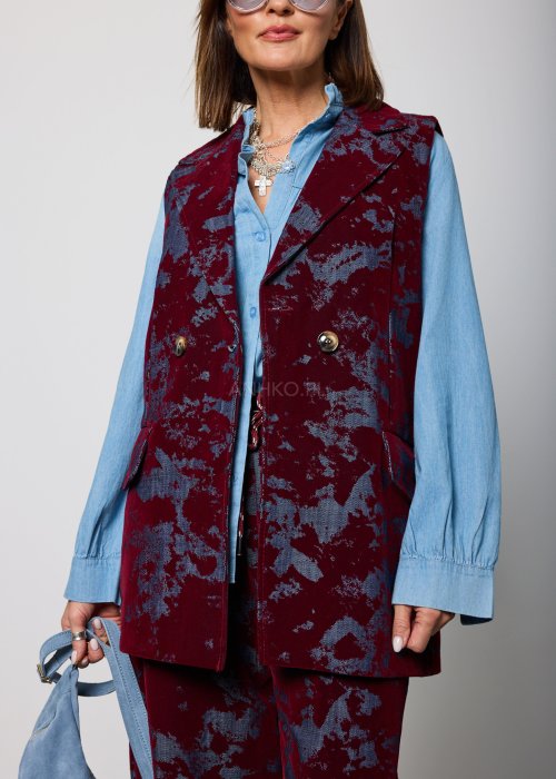 Damska kamizelka w kolorze bordowym z niebiesko-szarym, abstrakcyjnym wzorem, o klasycznym kroju z klapami i dwurzędowym zapięciem na guziki