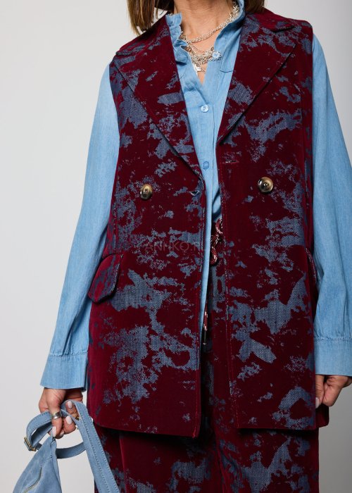 Damska kamizelka w kolorze bordowym z niebiesko-szarym, abstrakcyjnym wzorem, o klasycznym kroju z klapami i dwurzędowym zapięciem na guziki