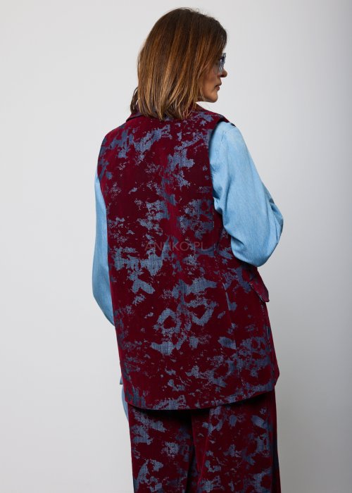 Damska kamizelka w kolorze bordowym z niebiesko-szarym, abstrakcyjnym wzorem, o klasycznym kroju z klapami i dwurzędowym zapięciem na guziki