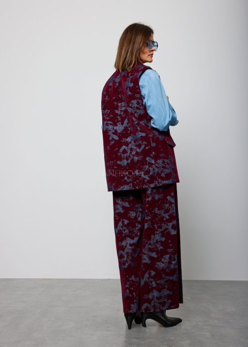 Damska kamizelka w kolorze bordowym z niebiesko-szarym, abstrakcyjnym wzorem, o klasycznym kroju z klapami i dwurzędowym zapięciem na guziki