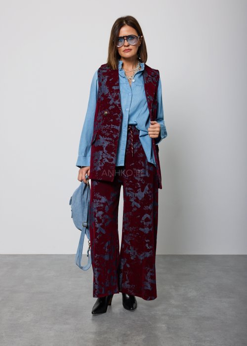 Damska kamizelka w kolorze bordowym z niebiesko-szarym, abstrakcyjnym wzorem, o klasycznym kroju z klapami i dwurzędowym zapięciem na guziki