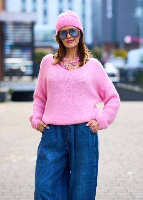 Różowy sweter damski z miękkiej dzianiny o luźnym kroju i dekolcie w serek, styl casual