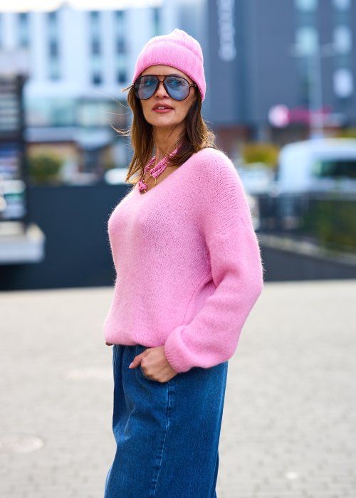 Różowy sweter damski z miękkiej dzianiny o luźnym kroju i dekolcie w serek, styl casual