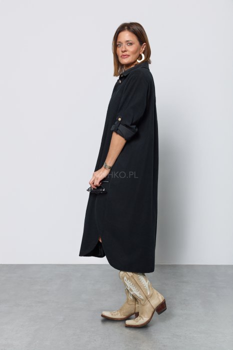 Damska sukienka koszulowa w kolorze czarnym, o luźnym kroju i długości midi, zapinana na jasne guziki, z kołnierzykiem i rękawami 3/4 z możliwością podwinięcia