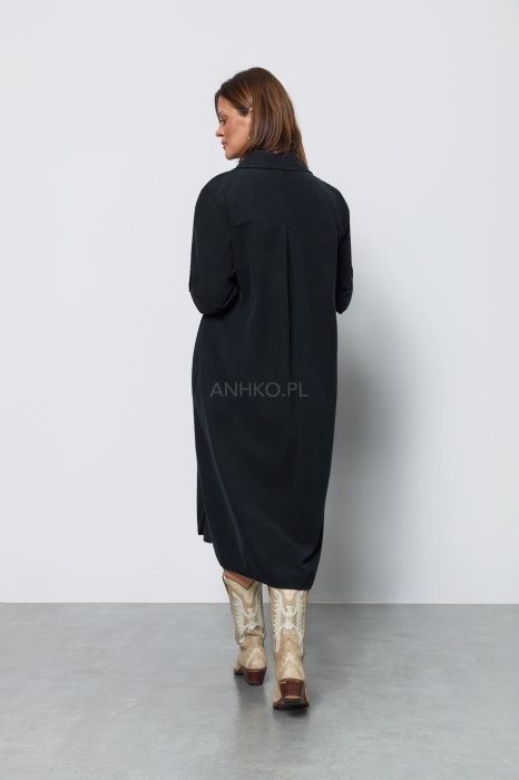 Damska sukienka koszulowa w kolorze czarnym, o luźnym kroju i długości midi, zapinana na jasne guziki, z kołnierzykiem i rękawami 3/4 z możliwością podwinięcia