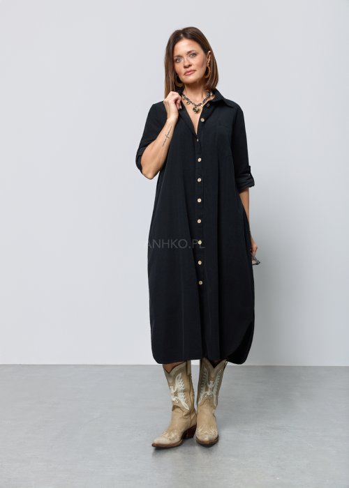 Damska sukienka koszulowa w kolorze czarnym, o luźnym kroju i długości midi, zapinana na jasne guziki, z kołnierzykiem i rękawami 3/4 z możliwością podwinięcia