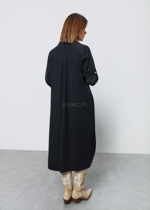 Damska sukienka koszulowa w kolorze czarnym, o luźnym kroju i długości midi, zapinana na jasne guziki, z kołnierzykiem i rękawami 3/4 z możliwością podwinięcia