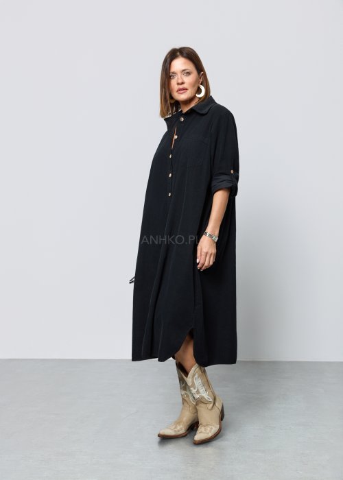 Damska sukienka koszulowa w kolorze czarnym, o luźnym kroju i długości midi, zapinana na jasne guziki, z kołnierzykiem i rękawami 3/4 z możliwością podwinięcia