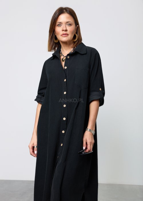 Damska sukienka koszulowa w kolorze czarnym, o luźnym kroju i długości midi, zapinana na jasne guziki, z kołnierzykiem i rękawami 3/4 z możliwością podwinięcia