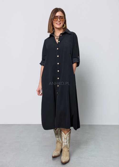 Damska sukienka koszulowa w kolorze czarnym, o luźnym kroju i długości midi, zapinana na jasne guziki, z kołnierzykiem i rękawami 3/4 z możliwością podwinięcia