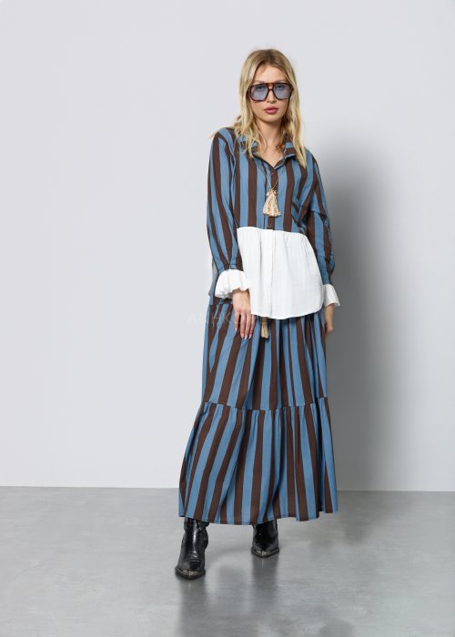 Damski komplet składający się z koszuli i spódnicy maxi w pionowe pasy w odcieniach niebieskiego i brązu.
