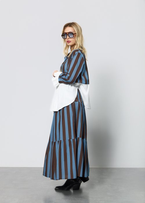 Damski komplet składający się z koszuli i spódnicy maxi w pionowe pasy w odcieniach niebieskiego i brązu.