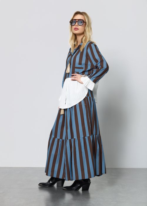 Damski komplet składający się z koszuli i spódnicy maxi w pionowe pasy w odcieniach niebieskiego i brązu.