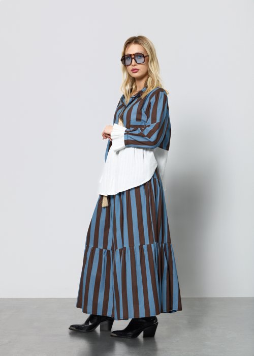 Damski komplet składający się z koszuli i spódnicy maxi w pionowe pasy w odcieniach niebieskiego i brązu.