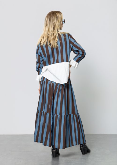 Damski komplet składający się z koszuli i spódnicy maxi w pionowe pasy w odcieniach niebieskiego i brązu.