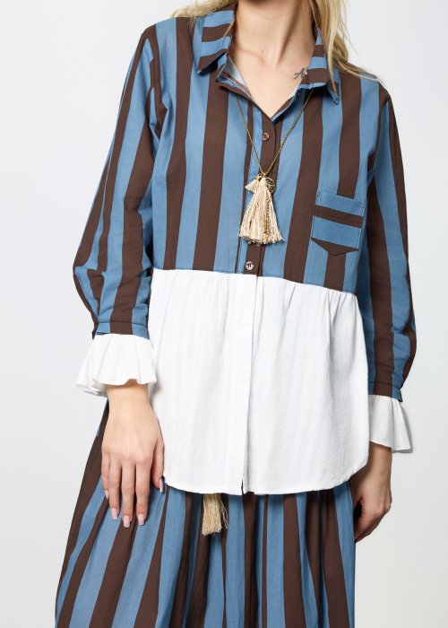 Damski komplet składający się z koszuli i spódnicy maxi w pionowe pasy w odcieniach niebieskiego i brązu.