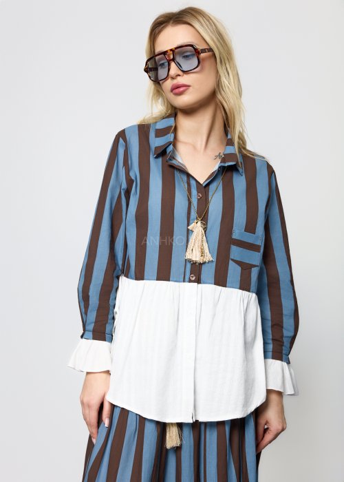 Damski komplet składający się z koszuli i spódnicy maxi w pionowe pasy w odcieniach niebieskiego i brązu.