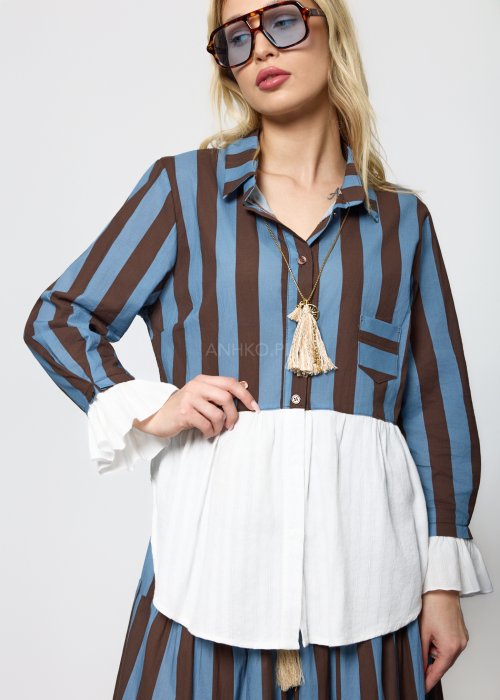 Damski komplet składający się z koszuli i spódnicy maxi w pionowe pasy w odcieniach niebieskiego i brązu.