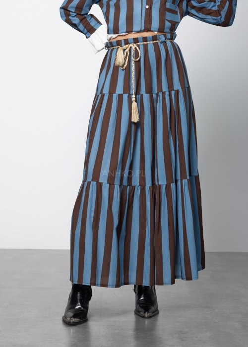 Damski komplet składający się z koszuli i spódnicy maxi w pionowe pasy w odcieniach niebieskiego i brązu.