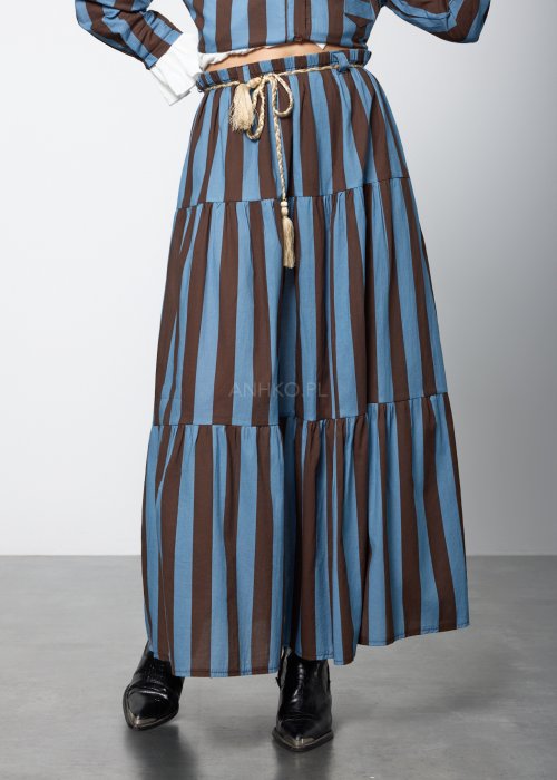 Damski komplet składający się z koszuli i spódnicy maxi w pionowe pasy w odcieniach niebieskiego i brązu.