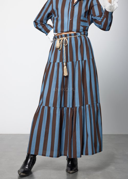 Damski komplet składający się z koszuli i spódnicy maxi w pionowe pasy w odcieniach niebieskiego i brązu.